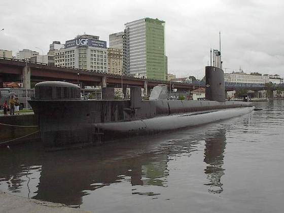 O submarino foi construído na Inglaterra em 1973 e lançado dois anos depois. Após ser aprovado em testes no mar foi integrado à Marinha brasileira em 1977 