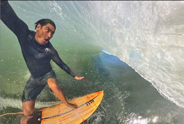 O surfista uruguaio Santiago Pereira estava no local e tentou socorrê-lo, mas quando saiu da água Mikala Jones já estava morto.