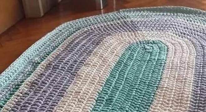 O tapete de crochê complementa a decoração do ambiente