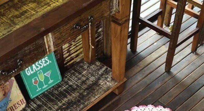 O tapete de crochê oval com flores traz delicadeza ao ambiente