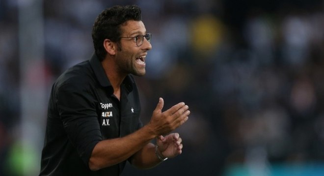 O técnico Alberto Valentim aceitou proposta do Al-Shabab, da Arábia Saudita, e interrompeu o trabalho que vinha fazendo no Botafogo. Sua passagem no Glorioso durou pouco mais 