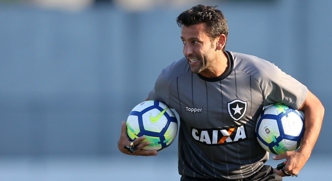 O técnico Alberto Valentim, do Botafogo, que busca 1ª vitoria no Brasileirão