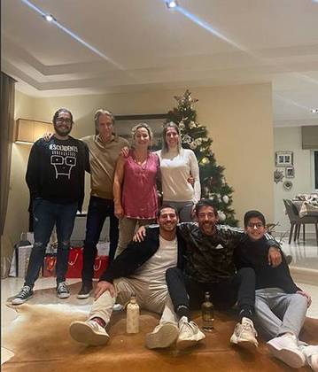 O técnico de futebol português Jorge Jesus, do Benfica, se reuniu com a família num ambiente simples, sem roupas de gala. Posaram pra foto do jeito que estavam. Presentes, sorrisos, bebidinha da boa. 
