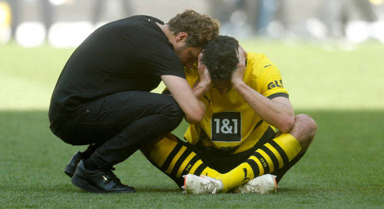 A torcida e o time do Borussia Dortmund tiveram um sábado de muitas emoções no Campeonato Alemão. Da festa ao desespero em 90 minutos, a equipe perdeu a chance de conquistar a Bundesliga após 11 anos. O Borussia entrou em campo dependendo apenas de si, mas empatou em casa com o Mainz 05 e viu o título ir, pela 11ª vez seguida, para o Bayern de Munique, que ganhou do Colônia. Veja como foi a montanha-russa do dia do Borussia