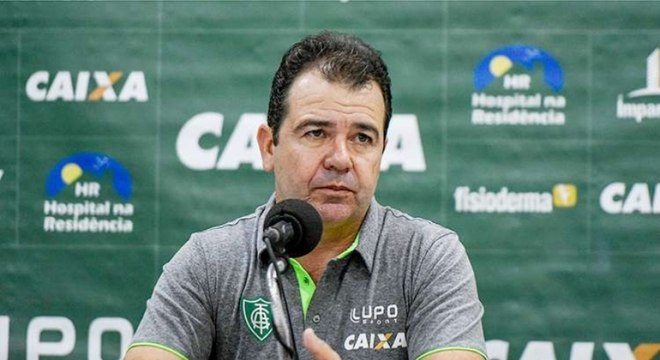 O técnico Enderson Moreira pediu demissão do América-MG e aceitou oferta do Bahia. O treinador estava à frente do Coelho desde julho de 2016. Enderson dirigiu o time mineiro e