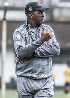 O técnico santista Orlando Ribeiro