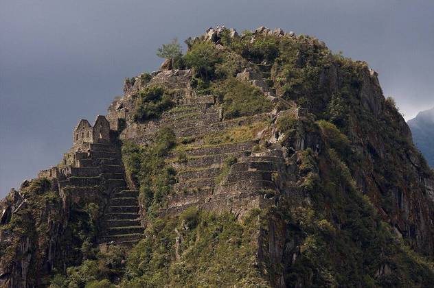 O Templo da Lua é outro local muito visitado e fica mais precisamente em Huayna Picchu. Para chegar até o lugar onde eram realizadas cerimônias religiosas, é necessário subir a montanha por 1 hora e 50 minutos ao longo de 2km de caminhada.