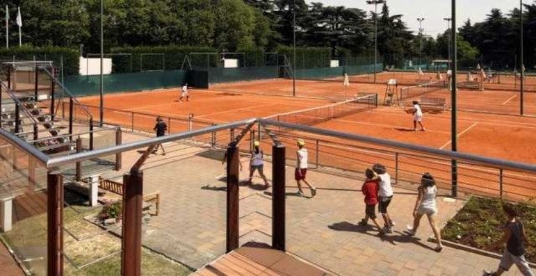 O Tênis Club de Bolonha, na Itália, está na luta contra o coronavírus em um dos paísesmais afetados pela pandemia e doou 20 mil euros, cerca de R$ 120 mil, à Fundação Policlínico Sant´Orsola.