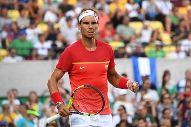 O tenista Rafael Nadal doou uma bola de tênis gigante autografada. Ele também leiloou uma das camisas que usou na final de Roland Garros do ano passado.