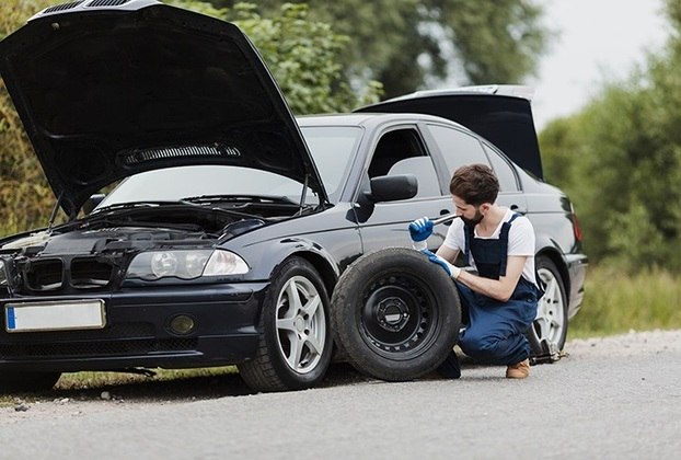 O termo correto para o pneu de reserva é spare tire.“Spare” significa reserva e “tire” significa pneu