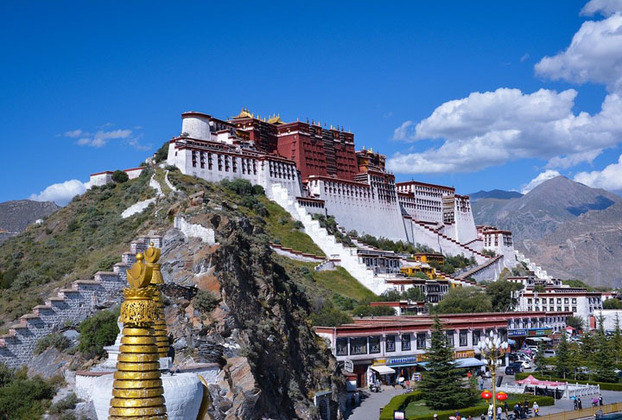 O Tibete atrai turistas pela cultura milenar, templos belíssimos, um berço do Budismo. E também pela geografia. O Monte mais alto do mundo (Everest) fica entre Nepal e Tibete. 