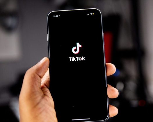O TikTok se tornou uma plataforma em alta para trabalhadores das gerações Z e millennial compartilharem dicas sobre suas carreiras. Essa tendência está se espalhando rapidamente no aplicativo.