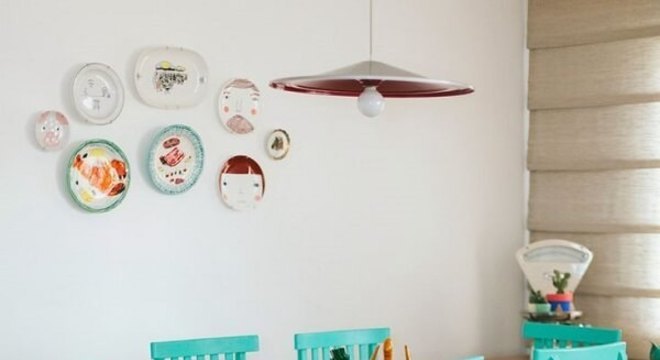 O tom das cadeiras de madeira trouxe vida para a sala de jantar desta casa