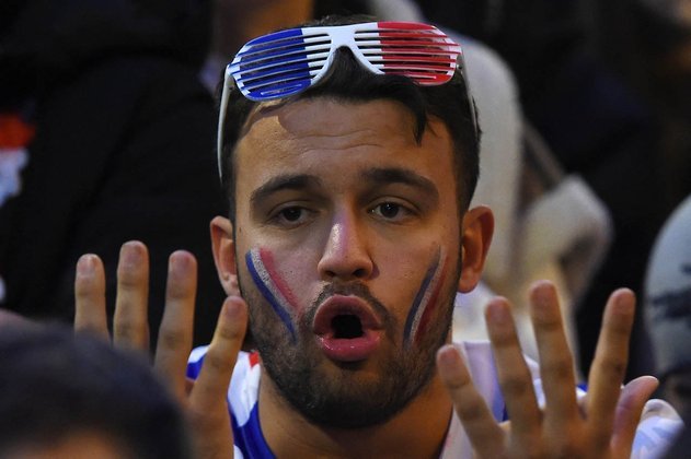 O torcedor francês pede calma após a derrota de sua seleção. 