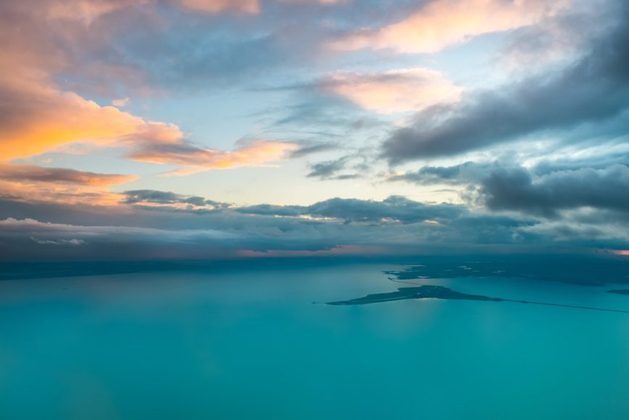  O Triângulo das Bermudas, no Caribe, é famoso pelo desaparecimento de navios e aviões. O magnetismo do local afetaria o funcionamento de bússolas e outros equipamentos, mas não há consenso acerca disso, o que motiva teorias sobre o lugar.