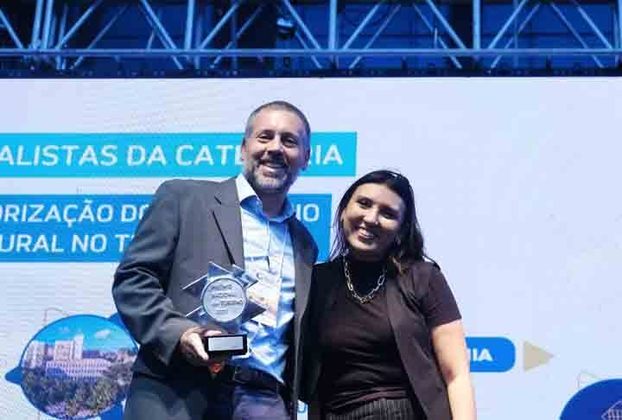 O troféu foi entregue em mãos pela Secretária Executiva do Ministério do Turismo, Ana Carla Machado Lopes para o vice-presidente da associação, Ivan Blumenschein.
