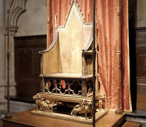 O trono utilizado na cerimônia de coroação foi encomendado em 1296 e tem sido usado para este tipo de evento desde 1308. 