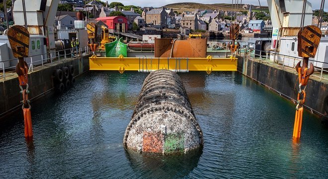 O tubo selado do centro de dados é retirado da água em Orkney