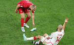 O tunisiano Aissa Laidouni perde até a chuteira na disputa de bola com o dinamarquês Rasmus Kristensen