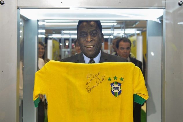  O uso das redes sociais tem permitido que Pelé mantenha o foco no futebol e participe, ainda que à distância, de momentos importantes do esporte.