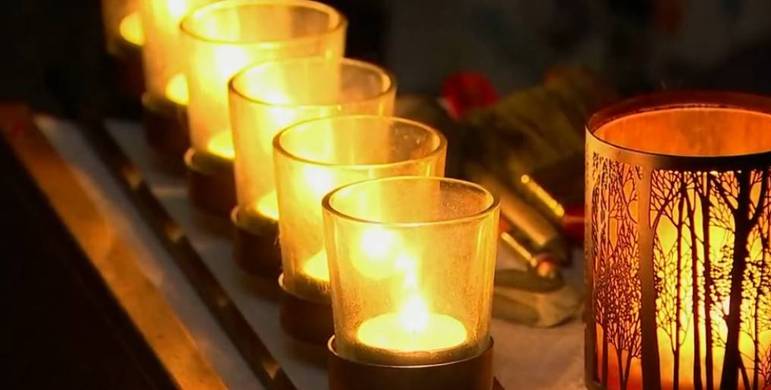 O uso de velas para aquecer o ambiente e para permitir que haja luz tem sido frequente. 