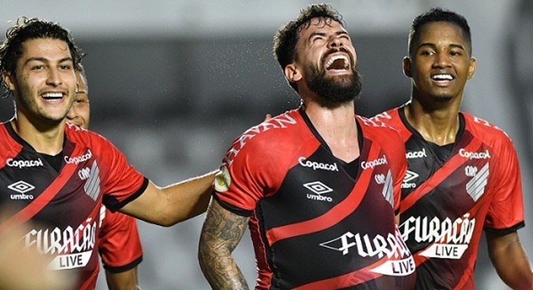 O valor total do elenco do Athletico-PR é de 52,43 milhões de euros (cerca de R$ 323 milhões na cotação atual).