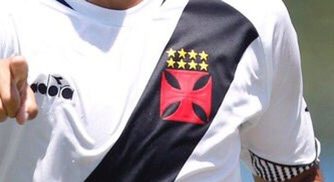 O Vasco tem oito estrelas em seu escudo. Quatro estrelas se referem aos Brasileiros (1974, 1989, 1997 e 2000). A quinta  pelo Campeonato Sul-americano (1948); a sexta, pela Libertadores (1998); a stima, pela Copa Mercosul de 2000; e a oitava estrela lembra o chamado ?Campeonato de Terra-e-Mar? em 1945, quando o Vasco ganhou os torneios estaduais de futebol e de remo.