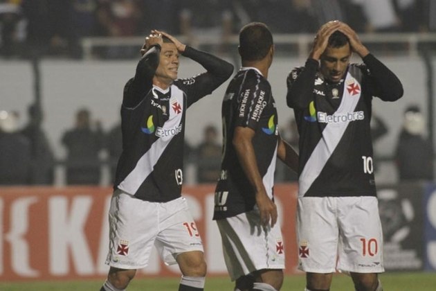 O Vasco teve patrocínio de dupla sertaneja em plena Libertadores de 2012. Henrique e Diego estamparam o nome deles na região das mangas da camisa