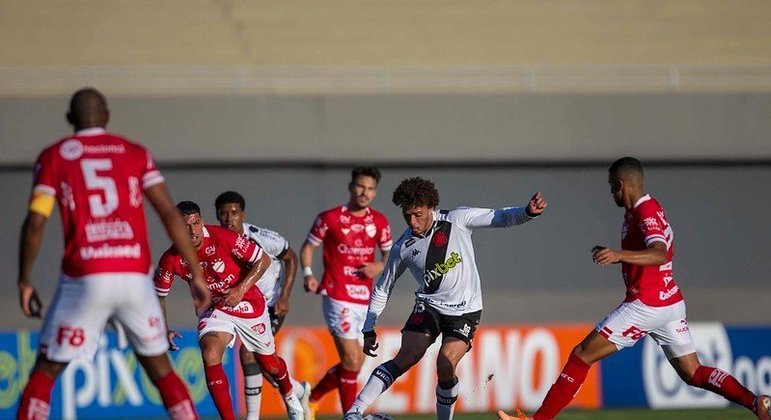 O Vasco teve uma atuação apagada na tarde deste sábado contra o Vila Nova e perdeu mais uma na Série B. A equipe não conseguiu criar oportunidades durante todo o jogo e pecou nas chegadas ao ataque. Veja como foram as atuações da equipe vascaína (por Luan Fontes - luanfontes@lancenet.com.br)