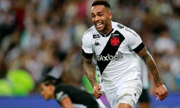 O Vasco venceu o primeiro clássico do ano. Com uma grande atuação e gols de Alex Teixeira e Pedro Raul, o time de Maurício Barbieri colocou fim a um jejum de nove partidas sem vencer os rivais.
