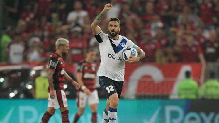 O Vélez começou bem em investidas nos contra-ataques e foi premiado com o gol de Pratto. No entanto, a equipe de Cacique Medina não teve gás para acompanhar o ritmo de jogo do Flamengo e sucumbiu no segundo tempo, sendo facilmente dominado. 