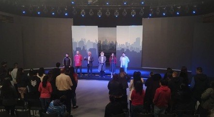 Colaboradores aplaudem de pé elenco da peça