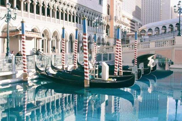 O Venetian, com uma réplica de Veneza dentro do hotel, e o Luxor, que tem um formato de pirâmide egípcia, são outros dos hotéis famosos da cidade.
