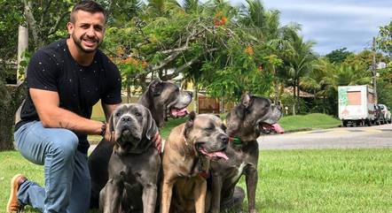 O veterinário e adestrador Henrique Perdigão com alguns cães que cuida