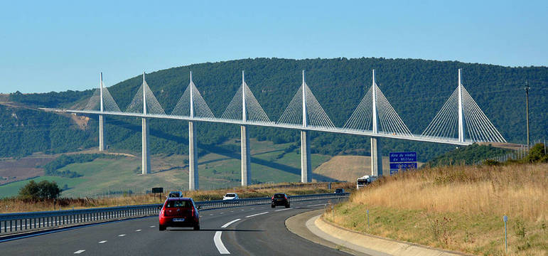 O viaduto Millau, na França, é a ponte mais alta do mundo (considerando a estrutura em si). São 270 metros, no vão livre sobre o rio Tarn. Com 8 trechos de aço, suportados por cabos escorados em 7 pilares de concreto, a ponte faz ligação com a Espanha. Tem 2.460m de extensão.  