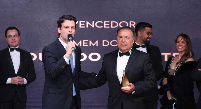 O vice-prefeito de Curitiba e secretário de estado das Cidades, Eduardo Pimentel, recebeu o Troféu Mário Petrelli das mãos do presidente do Grupo Ric, Leonardo Petrelli. 