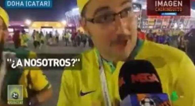 O vídeo de um torcedor brasileiro dando entrevista para uma TV da Espanha viralizou. Ao ser questionado se temia enfrentar a Fúria, ele respondeu em tom irônico e mostrou as 5 estrelas na camisa da Seleção Brasileira.