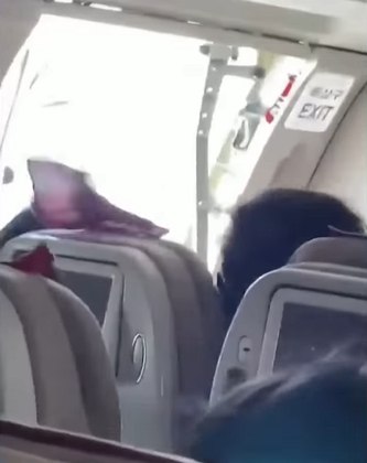 O vídeo do momento, que rapidamente se espalhou pelas redes, mostra uma ventania invadindo a aeronave enquanto os passageiros apavorados tentam se segurar nas poltronas.