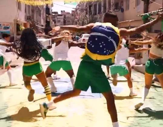 O vídeo é repleto de dança, música, coreografia e elementos da cultura brasileira, como vestimenta, estilos e cenários.