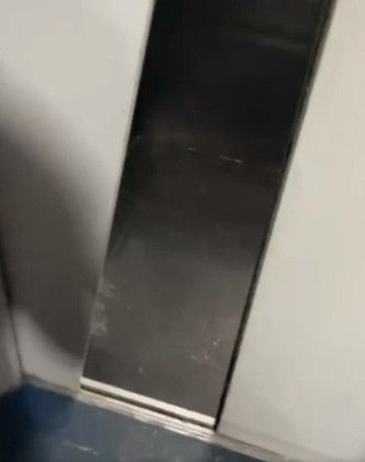O vídeo também registra como ficou o elevador após a queda. É importante destacar que os passageiros ficaram quase 10 minutos presos no elevador.