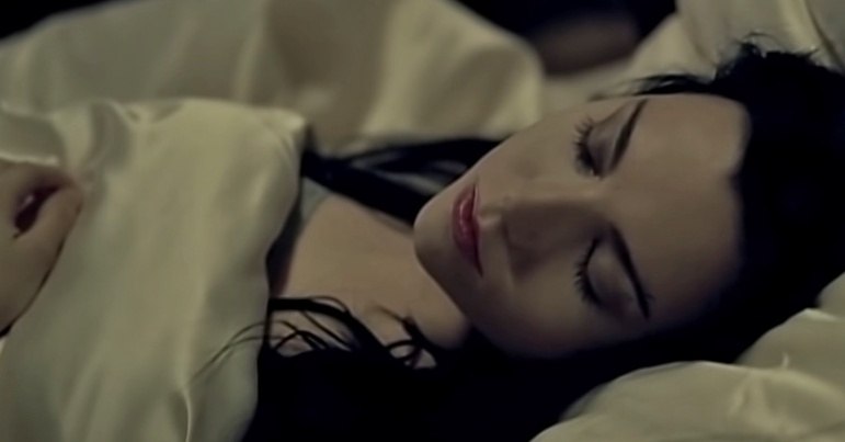 O videoclipe de 'Bring Me to Life apresenta cenas dramáticas e visualmente impressionantes, e ajudou a solidificar a popularidade da banda e da canção.