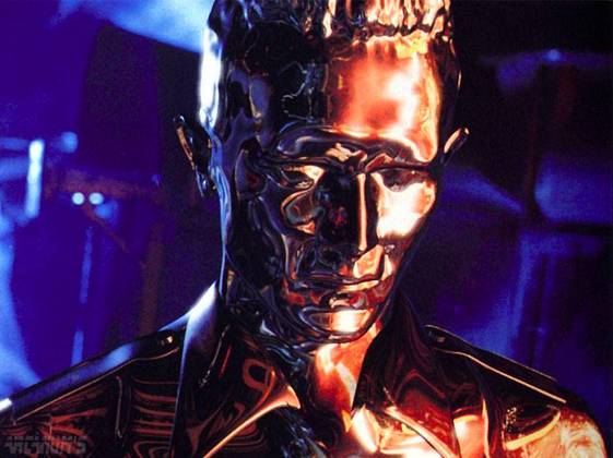 O vilão do filme, o androide “T-1000”, assumia a forma de metal líquido em diversas cenas do longa e deixou os espectadores impactados com a qualidade dos efeitos na época. 