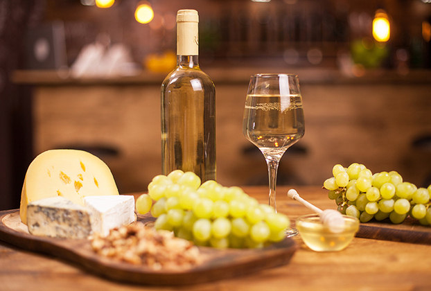 O vinho branco é feito com uvas claras ou, se elas forem escuras, sem uso da casca na fermentação. 