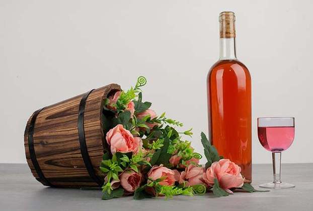 O vinho rosé é intermediário (entre o branco e o tinto). 