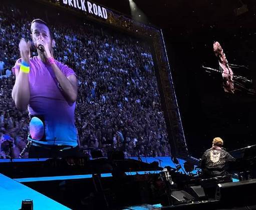 O vocalista do Coldplay, Chris Martin, agradeceu John por sua carreira e comprometimento e emocionou o público.