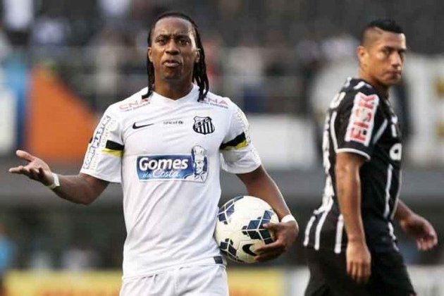 O volante Arouca foi alvo de injúrias raciais em 2014, quando jogava pelo Santos. Após o Time da Vila derrotar o Mogi Mirim, pelo Campeonato Paulista, no Estádio Romildão, o jogador, que havia marcado um dos gols da vitória, foi xingado de 