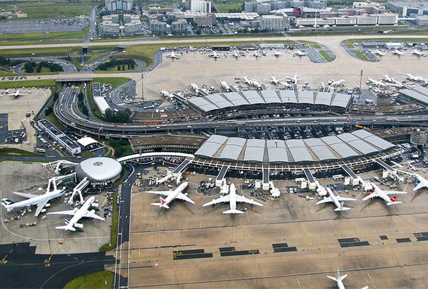 O voo sairia do aeroporto Charles de Gaulle, localizado em Paris, com destino para Washington.