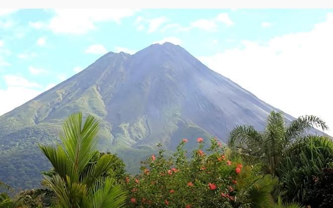 O vulcão Arenal era considerado extinto até o ano de 1968, quando entrou em erupção depois de 400 anos inativo. Ele está localizado na Costa Rica, na província de Alajuela.