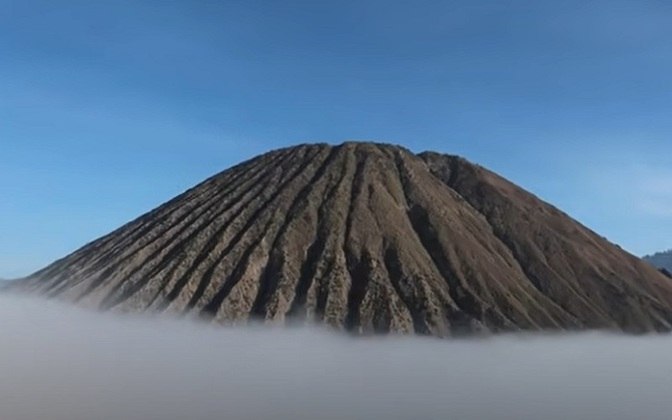 O vulcão Bromo fica no meio da planície Mar de Areia e está em um arquipélago com 130 vulcões ativos que se localiza no chamado 