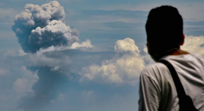 O vulcão Krakatoa, na Indonésia, expeliu cinzas novamente em 11 de abril de 2020